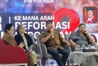 Kepala Lembaga Pendidikan dan Pelatihan (Kalemdiklat) Polri Komjen Pol. Chryshnanda Dwilaksana (kedua dari kanan) berbicara dalam seminar nasional 