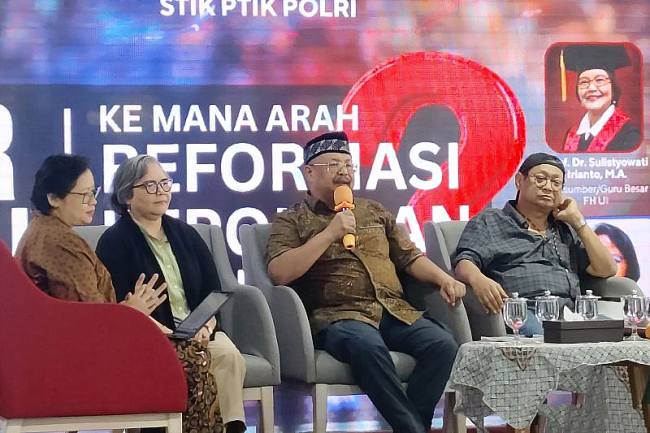 Kepala Lembaga Pendidikan dan Pelatihan (Kalemdiklat) Polri Komjen Pol. Chryshnanda Dwilaksana (kedua dari kanan) berbicara dalam seminar nasional 
