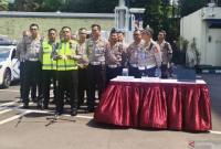 Kepala Korlantas (Kakorlantas) Polri Irjen Pol Agus Suryonugroho (depan kiri) bersama jajaran Korlantas Polri berbicara dalam konferensi pers di Gedung Korlantas Polri, Jakarta Selatan, Kamis (9/10/2025). (ANTARA/Nadia P Rahmani)