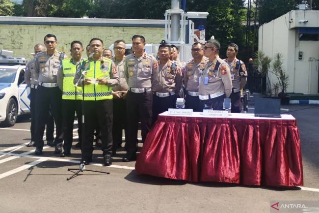 Kepala Korlantas (Kakorlantas) Polri Irjen Pol Agus Suryonugroho (depan kiri) bersama jajaran Korlantas Polri berbicara dalam konferensi pers di Gedung Korlantas Polri, Jakarta Selatan, Kamis (9/10/2025). (ANTARA/Nadia P Rahmani)
