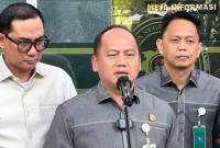 Kepala Pusat Penerangan Hukum (Kapuspenkum) Kejaksaan Agung Anang Supriatna (tengah) memberikan keterangan pers di Pengadilan Negeri Jakarta Pusat, Jakarta Pusat, Kamis (9/10/2025). (ANTARA/Agatha Olivia Victoria)