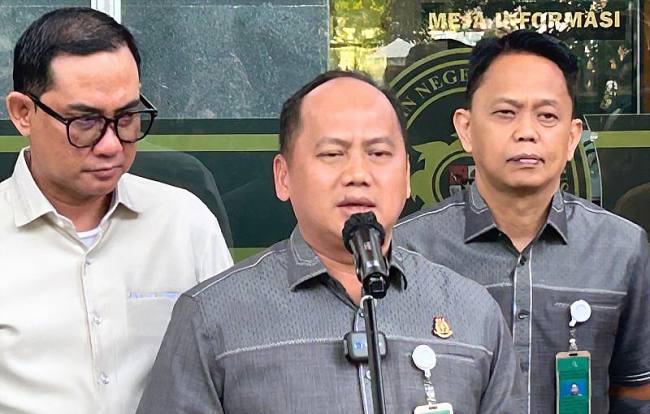 Kepala Pusat Penerangan Hukum (Kapuspenkum) Kejaksaan Agung Anang Supriatna (tengah) memberikan keterangan pers di Pengadilan Negeri Jakarta Pusat, Jakarta Pusat, Kamis (9/10/2025). (ANTARA/Agatha Olivia Victoria)
