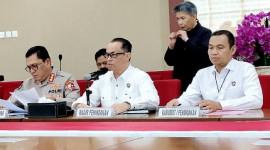 Wakil Direktur Penindakan Kortastipidkor Polri Kombes Pol Bhakti Eri Nurmansyah (tengah) berbicara dalam konferensi pers di Gedung Bareskrim Polri, Jakarta, Selasa (21/10/2025). (ANTARA/Nadia P Rahmani)