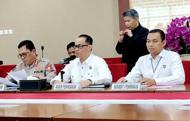 Wakil Direktur Penindakan Kortastipidkor Polri Kombes Pol Bhakti Eri Nurmansyah (tengah) berbicara dalam konferensi pers di Gedung Bareskrim Polri, Jakarta, Selasa (21/10/2025). (ANTARA/Nadia P Rahmani)