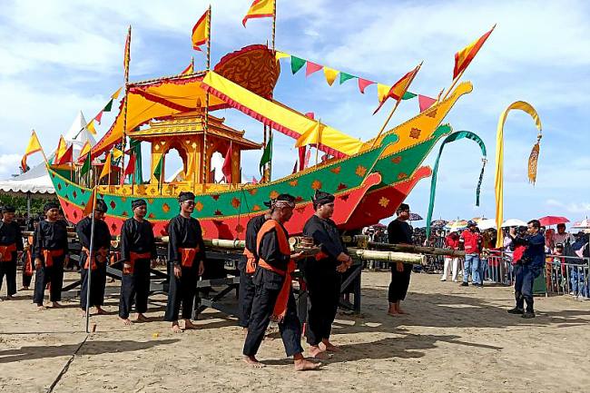 Penurunan Padaw Tuju Dulung ke laut pada acara Festival Iraw Tengkayu XIV di Tarakan. Minggu (12/10/2025). (ANTARA/Susylo Asmalyah)