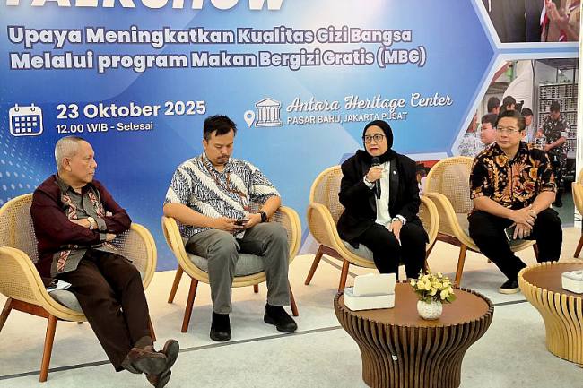 Wakil Kepala Badan Gizi Nasional (BGN) Nanik S Deyang (kedua kanan) dalam gelar wicara bertajuk 