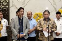 Menteri Keuangan Purbaya Yudhi Sadewa (kiri) dan Menteri Koordinator Bidang Perekonomian Airlangga Hartarto (kanan) menghadiri konferensi pers pembentukan Satuan Tugas (Satgas) Percepatan Program Strategis Pemerintah di Jakarta, Rabu (22/10/2025). (ANTARA/Bayu Saputra)