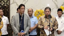 Menteri Keuangan Purbaya Yudhi Sadewa (kiri) dan Menteri Koordinator Bidang Perekonomian Airlangga Hartarto (kanan) menghadiri konferensi pers pembentukan Satuan Tugas (Satgas) Percepatan Program Strategis Pemerintah di Jakarta, Rabu (22/10/2025). (ANTARA/Bayu Saputra)