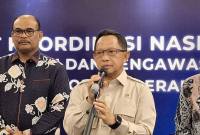 Menteri Dalam Negeri (Mendagri) Tito Karnavian (tengah) memberikan keterangan kepada wartawan usai menghadiri Rapat Koordinasi Nasional Pembinaan dan Pengawasan Tahun 2025 Inspektorat Jenderal (Itjen) Kementerian Dalam Negeri di Jakarta, Kamis (9/10/2025). Mendagri Tito Karnavian meminta inspektorat pemerintah daerah untuk mengawasi program sejak tahap perencanaan. (ANTARA/Fianda S Rassat)
