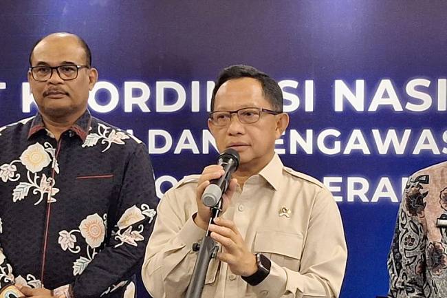 Menteri Dalam Negeri (Mendagri) Tito Karnavian (tengah) memberikan keterangan kepada wartawan usai menghadiri Rapat Koordinasi Nasional Pembinaan dan Pengawasan Tahun 2025 Inspektorat Jenderal (Itjen) Kementerian Dalam Negeri di Jakarta, Kamis (9/10/2025). Mendagri Tito Karnavian meminta inspektorat pemerintah daerah untuk mengawasi program sejak tahap perencanaan. (ANTARA/Fianda S Rassat)
