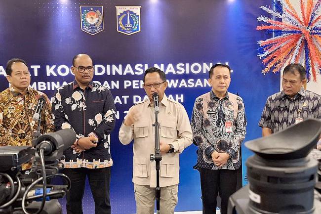 Menteri Dalam Negeri (Mendagri) Tito Karnavian (tengah) memberikan keterangan kepada wartawan usai menghadiri Rapat Koordinasi Nasional Pembinaan dan Pengawasan Tahun 2025 Inspektorat Jenderal (Itjen) Kementerian Dalam Negeri di Jakarta, Kamis (9/10/2025). (ANTARA/Fianda S Rassat)