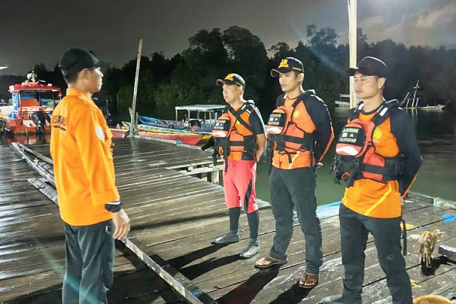 Personel Tim SAR sedang melakukan persiapan untuk melakukan pencarian korban tenggelam di Kabupaten Berau. (ANTARA/HO-KPP Balikpapan)