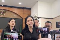 Artis Nikita Mirzani memberikan keterangan kepada wartawan usai sidang pembacaan putusan terkait kasus dugaan pemerasan disertai ancaman dan tindak pidana pencucian uang (TPPU) di Pengadilan Negeri Jakarta Selatan, Jakarta, Selasa (28/10/2025). (ANTARA/Luthfia M Putri)