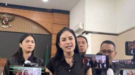 Artis Nikita Mirzani memberikan keterangan kepada wartawan usai sidang pembacaan putusan terkait kasus dugaan pemerasan disertai ancaman dan tindak pidana pencucian uang (TPPU) di Pengadilan Negeri Jakarta Selatan, Jakarta, Selasa (28/10/2025). (ANTARA/Luthfia M Putri)