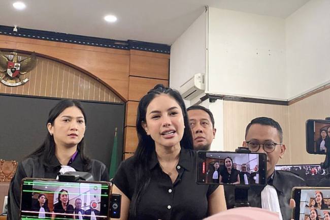 Artis Nikita Mirzani memberikan keterangan kepada wartawan usai sidang pembacaan putusan terkait kasus dugaan pemerasan disertai ancaman dan tindak pidana pencucian uang (TPPU) di Pengadilan Negeri Jakarta Selatan, Jakarta, Selasa (28/10/2025). (ANTARA/Luthfia M Putri)