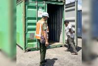 Kepala BKSDA Resort Sampit Muriansyah (kiri) saat meninjau lokasi penemuan trenggiling di terminal peti kemas Bagendang, Kamis (2/10/2025). (SI/ANTARA/Dok BKSDA Sampit)