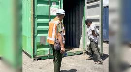 Kepala BKSDA Resort Sampit Muriansyah (kiri) saat meninjau lokasi penemuan trenggiling di terminal peti kemas Bagendang, Kamis (2/10/2025). (SI/ANTARA/Dok BKSDA Sampit)