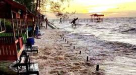 Kondisi salah satu lokasi wisata di Pantai Ujung Pandaran saat air laut sedang pasang, beberapa waktu lalu. (Dok ANTARA/Norjani)