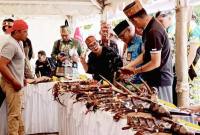 Suasana Pameran Warisan Budaya Mandau Penyang Pambelum di Museum Kayu Sampit, Jumat (10/10/2025). (ANTARA/Devita Maulina)