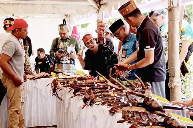 Suasana Pameran Warisan Budaya Mandau Penyang Pambelum di Museum Kayu Sampit, Jumat (10/10/2025). (ANTARA/Devita Maulina)