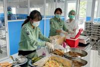 Tim Kerja Kesehatan Lingkungan dan Kesehatan Olahraga Dinas Kesehatan Palangka Raya mengambil sampel makanan di dapur SPPG Kemala Polda Kalteng, Palangka Raya, Senin (13/10/2025). (ANTARA/Rajib Rizali)