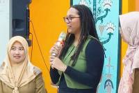 Anne (tengah) guru bantu dari AS yang mendukung pembelajaran di SMKN 3 Palangka Raya, bersama para guru lainnya, di Palangka Raya, Senin (27/10/2025). (ANTARA/M Arif Hidayat)
