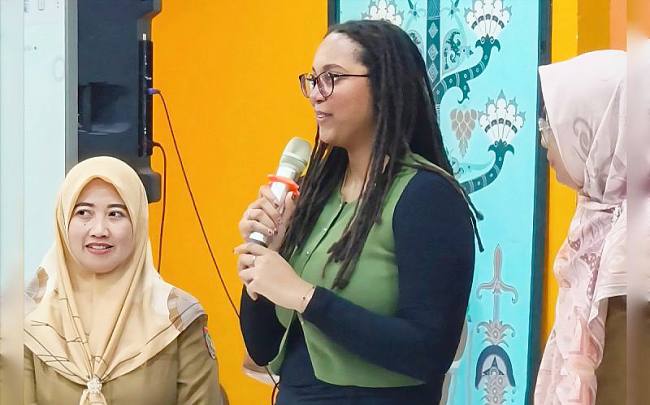 Anne (tengah) guru bantu dari AS yang mendukung pembelajaran di SMKN 3 Palangka Raya, bersama para guru lainnya, di Palangka Raya, Senin (27/10/2025). (ANTARA/M Arif Hidayat)
