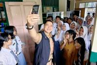 Pelaksana Tugas Kadisdik Kalteng Reza Prabowo menerima ajakan para siswa SMKN 3 Palangka Raya untuk berswafoto di Palangka Raya, Kamis (27/10/2025). (ANTARA/M Arif Hidayat)
