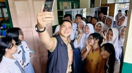 Pelaksana Tugas Kadisdik Kalteng Reza Prabowo menerima ajakan para siswa SMKN 3 Palangka Raya untuk berswafoto di Palangka Raya, Kamis (27/10/2025). (ANTARA/M Arif Hidayat)
