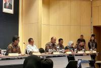 Kepala BGN Dadan Hindayana (tiga dari kiri) dalam konferensi pers terkait kejadian luar biasa (KLB) Program Makan Bergizi Gratis (MBG) di Kantor Kementerian Kesehatan, Jakarta, Kamis (2/10/2025). (ANTARA/Lintang B Prameswari)