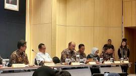 Kepala BGN Dadan Hindayana (tiga dari kiri) dalam konferensi pers terkait kejadian luar biasa (KLB) Program Makan Bergizi Gratis (MBG) di Kantor Kementerian Kesehatan, Jakarta, Kamis (2/10/2025). (ANTARA/Lintang B Prameswari)