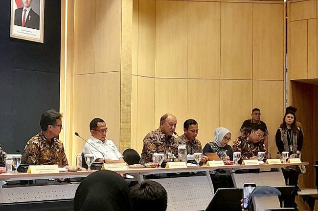 Kepala BGN Dadan Hindayana (tiga dari kiri) dalam konferensi pers terkait kejadian luar biasa (KLB) Program Makan Bergizi Gratis (MBG) di Kantor Kementerian Kesehatan, Jakarta, Kamis (2/10/2025). (ANTARA/Lintang B Prameswari)