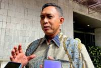 Direktur Utama Perum Bulog Ahmad Rizal Ramdhani menjawab pertanyaan awak media di sela menghadiri serah terima jabatan (sertijab) Kepala Badan Pangan Nasional (Bapanas) dari Arief Prasetyo Adi kepada Andi Amran Sulaiman yang juga Menteri Pertanian di Jakarta, Senin (13/10/2025). (ANTARA/Harianto)