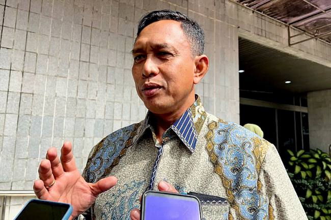 Direktur Utama Perum Bulog Ahmad Rizal Ramdhani menjawab pertanyaan awak media di sela menghadiri serah terima jabatan (sertijab) Kepala Badan Pangan Nasional (Bapanas) dari Arief Prasetyo Adi kepada Andi Amran Sulaiman yang juga Menteri Pertanian di Jakarta, Senin (13/10/2025). (ANTARA/Harianto)