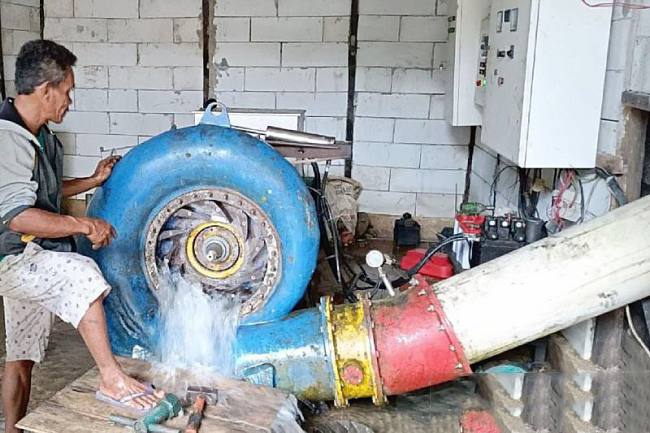 Teknisi PLTMH BUMDes Jiwata Energi Desa Tepian Terap sedang melakukan pemeriharaan turbin pengubah aliran air menjadi tenaga listrik. (ANTARA/M Hafif Nikolas)