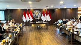 Menteri Koordinator Bidang Infrastruktur dan Pembangunan Kewilayahan Agus Harimurti Yudhoyono (AHY) memimpin Rapat Koordinasi Tingkat Menteri terkait Implementasi Rencana Aksi Nasional Penanganan Kendaraan Lebih Dimensi dan Lebih Muatan atau ODOL di Jakarta, Senin (6/10/2025). (ANTARA/Harianto)