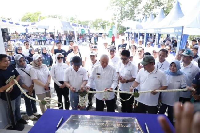 Gubernur Kalimantan Selatan, H. Muhidin meresmikan kantor baru Bank Kalsel Cabang Pembantu Pemprov Banjarbaru, Jumat (10/10/2025) yanh didampingi Direktur Utama Bank Kalsel, Fachrudin dan Sekretaris Daerah Provinsi Kalsel, M. Syarifuddin, ditandai pemotongan bogam melati yang dilanjutkan penandatanganan prasasti. (Foto:HumasBankKalsel)