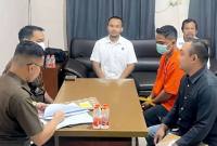 Suasana penyerahan tersangka dan barang bukti dari Satreskrim Polres Gumas kepada JPU Kejari kabupaten setempat, di Kuala Kurun. (SI/Dok Polres Gumas)