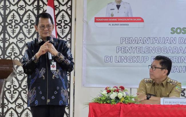 Deputi Bidang Pelayanan Publik Kementerian PANRB Otok Kuswandaru (kiri) (SI/ANTARA/DOK Humas Kemen PANRB)