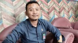 Perwakilan Humas Pengadilan Negeri Tanjung Rofik Budiantoro menyampaikan pernyataan terkait mengembalikan seorang terdakwa anak di bawah usia kepada orang tua di Kabupaten Tabalong, Provinsi Kalimantan Selatan, Rabu (1/10/2025). (ANTARA/Herlina Lasmianti)
