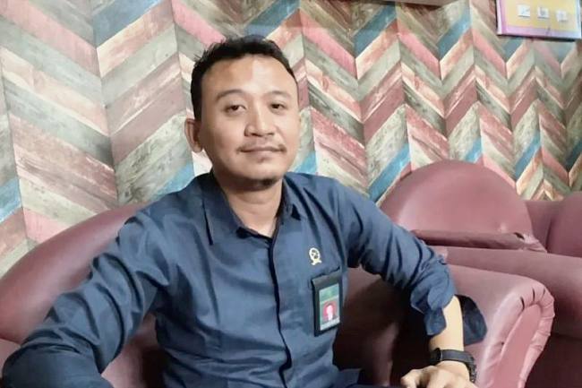 Perwakilan Humas Pengadilan Negeri Tanjung Rofik Budiantoro menyampaikan pernyataan terkait mengembalikan seorang terdakwa anak di bawah usia kepada orang tua di Kabupaten Tabalong, Provinsi Kalimantan Selatan, Rabu (1/10/2025). (ANTARA/Herlina Lasmianti)
