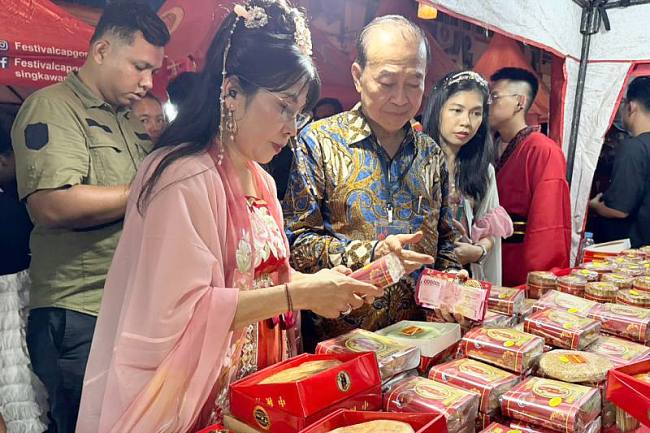 Perayaan festival kue bulan atau moon cake di kota Singkawang, Kalimantan Barat. (ANTARA/Narwati)
