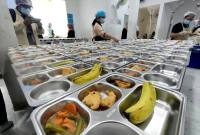 Petugas Satuan Pelayanan Pemenuhan Gizi (SPPG) di Slipi, Palmerah, Jakarta Barat, mempersiapkan menu Makan Bergizi Gratis (MBG), Selasa (23/9/2025). (Dok ANTARA/Risky Syukur)