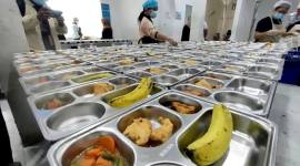Petugas Satuan Pelayanan Pemenuhan Gizi (SPPG) di Slipi, Palmerah, Jakarta Barat, mempersiapkan menu Makan Bergizi Gratis (MBG), Selasa (23/9/2025). (Dok ANTARA/Risky Syukur)