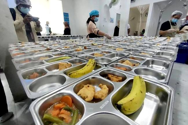 Petugas Satuan Pelayanan Pemenuhan Gizi (SPPG) di Slipi, Palmerah, Jakarta Barat, mempersiapkan menu Makan Bergizi Gratis (MBG), Selasa (23/9/2025). (Dok ANTARA/Risky Syukur)