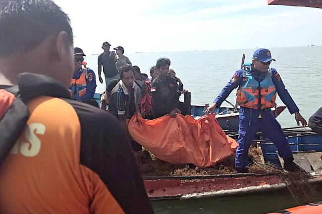 
Tim Pencarian dan Pertolongan (SAR/Search and Rescue) Gabungan melakukan evakuasi dua nelayan korban kapal terbalik dalam kondisi meninggal dunia di Perairan Pantai Amal Baru, Tarakan, Kamis (9/10/2025). (SI?ANTARA/DOK SAR Tarakan)