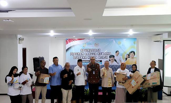 Anggota Komisi IX DPR RI Muazzim Akbar (empat dari kanan) dalam sosialisasi Program Pembangunan Keluarga, Kependudukan, dan Keluarga Berencana (Bangga Kencana) di Mataram, NTB, pada Jumat (11/10/2025). (ANTARA/DOK Kemendukbangga/BKKBN)