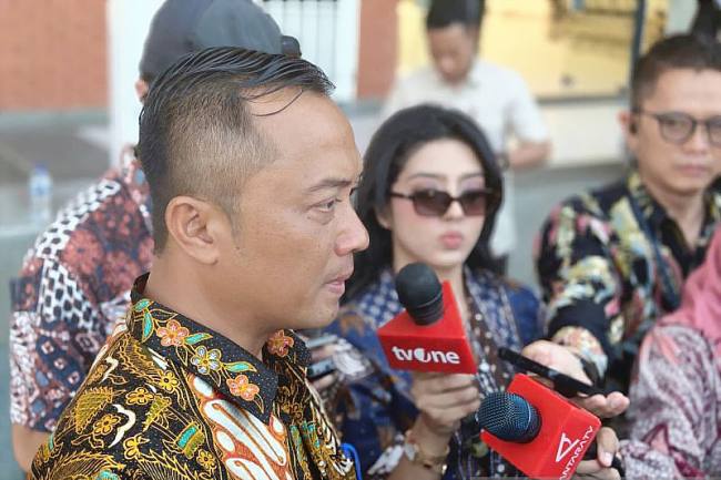 Menteri Sekretaris Negara Prasetyo Hadi menyampaikan keterangan di Lanud Halim Perdanakusuma, Jakarta, Selasa (14/10/2025), terkait hasil kunjungan kenegaraan Presiden Prabowo Subianto ke KTT Perdamaian Gaza di Mesir. (ANTARA/Andi Firdaus)