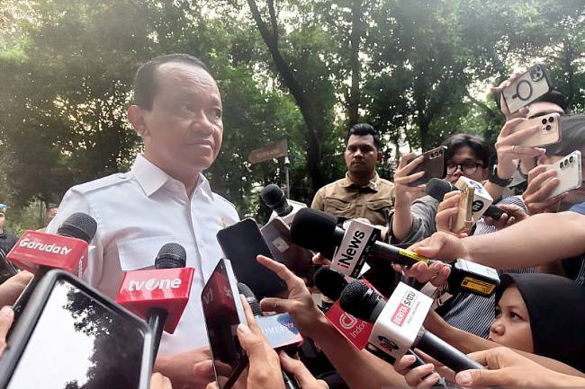 Menteri ESDM Bahlil Lahadalia menyampaikan keterangan terkait hasil rapat terbatas bersama Presiden Prabowo Subianto di kediaman pribadi presiden di kawasan Kertanegara, Jakarta Selatan, Minggu (19/10/2025). (ANTARA/Andi Firdaus)