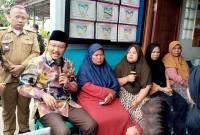 Menteri Sosial Saifullah Yusuf berbincang-bincang dengan keluarga penerima manfaat bansos, saat kunjungan kerja ke Puskesos Desa Margakaya, Kabupaten Karawang, Jabar, Selasa (21/10/2025). (ANTARA/Ali Khumaini)